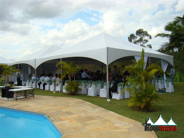Tenda piramidal em evento (foto real)